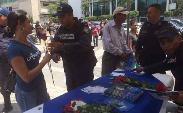 Policía de Honduras agasaja a madres sampedranas